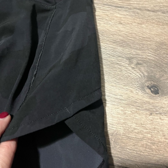 Lululemon Athletica Black Camouflage Athletic Shorts- 6 Long - Picture 4 of 8